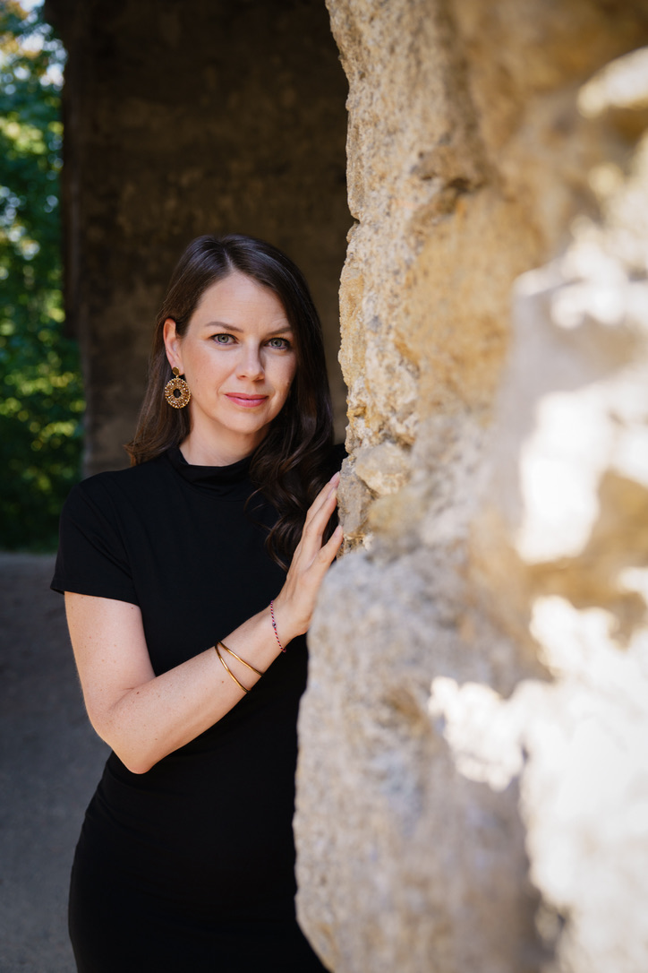 Cornelia Fiechtl an einer Steinmauer