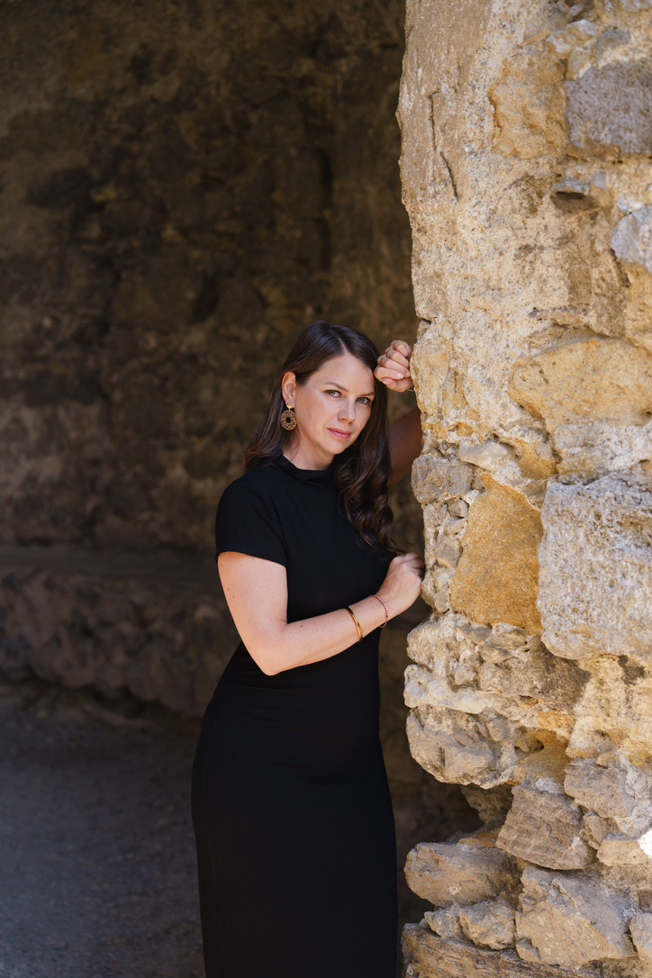 Cornelia Fiechtl lehnt an einer Steinmauer